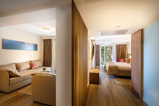 Suite for 2+2
